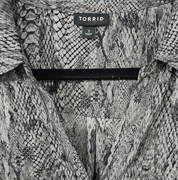 Torrid snakeskin print georgette button front top 1X plus size - Picture 6 of 8